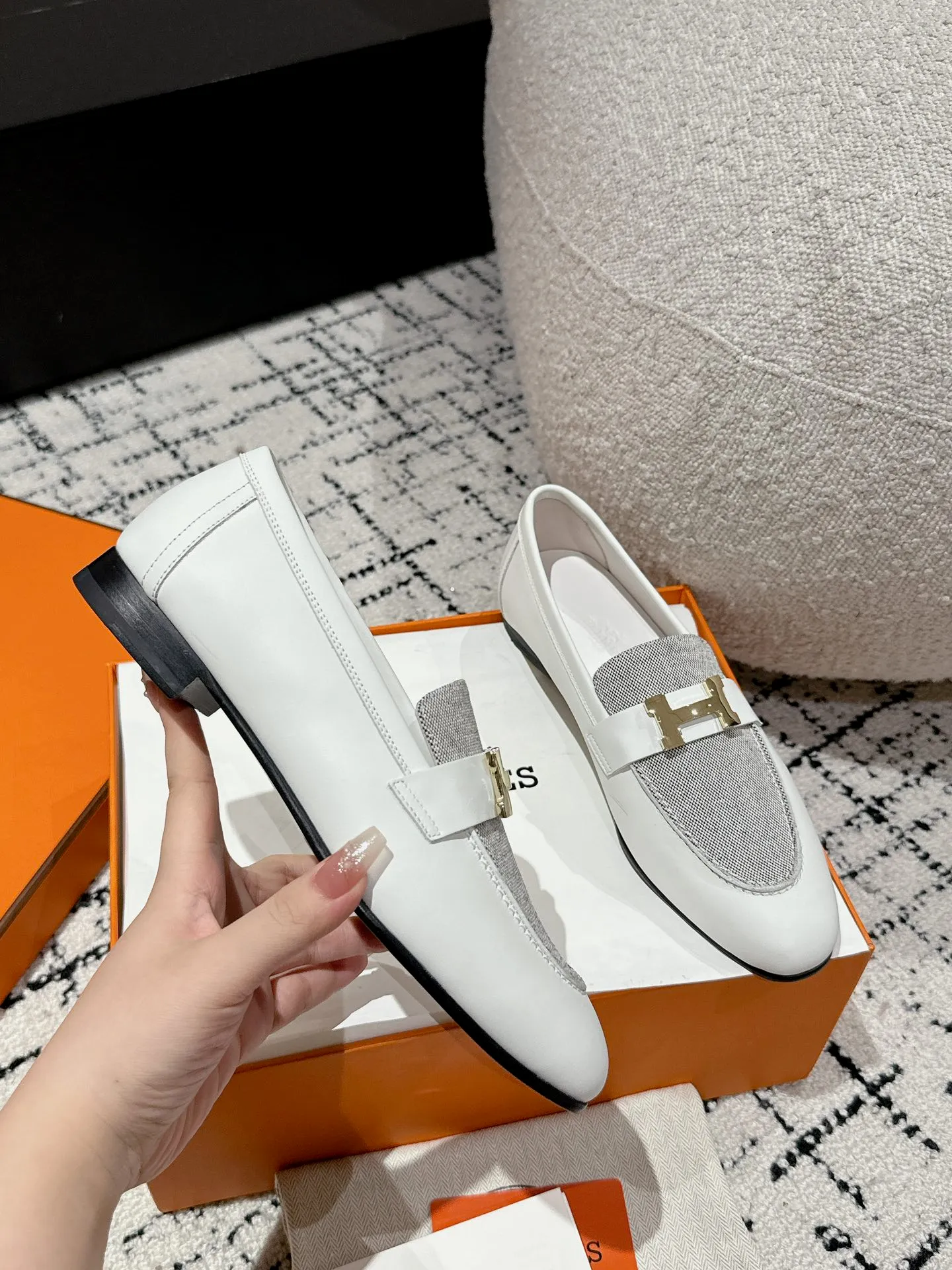 👟👟Ex-factory price 720👟👟 (top version) Hermes/25ss classic model is undoubtedly the leader in luxury goods. Every single product is very popular‼ ️Although the styles are few, they are more refined and more classic. They never go out of style. They are a brand that maintains and appreciates value. It is rare to have such a reputation in consumer goods sincerely! This pair of shoes is a classic style of this brand. It is decorated with metal buckles exclusive to Hermès. It is a classic that has become more and more beautiful over the course of history. We will bring out some goods from the channel in small quantities! The leather feels very, very soft and feels like baby skin! Feel the luxury! Supplies are huge! ✔️Material: imported sheepskin upper ✔️Inner lining/foot pads: imported sheepskin ✔️Outsole: genuine leather ➕tpu bottom ⚠️ ✔️Size: 35/36/37/38/39 (40/41/42 can be ordered)